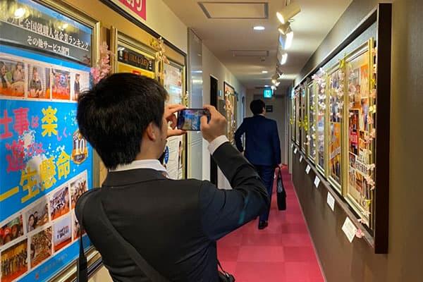 テルズ＆クイーン様の廊下を撮る久原さん.jpg